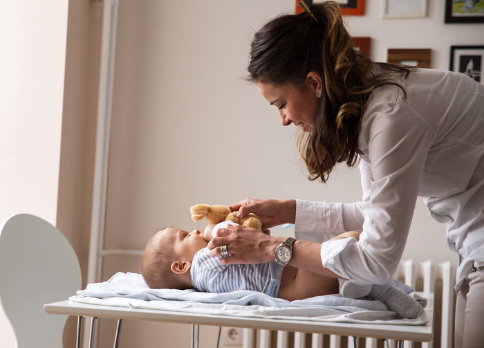 baby wird gewickelt