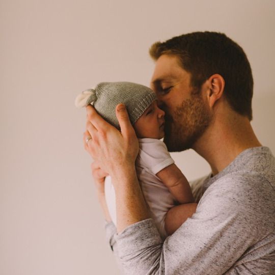 Papa mit Neugeborenem