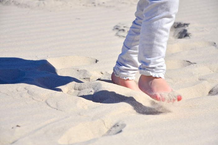 Kind spielt im Sand